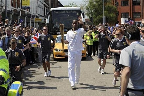 Tiền đạo 34 tuổi người Bờ Biển Ngà đã vinh dự được lựa chọn là người rước đuốc Olympic London 2012 qua thị trấn Swindon, Anh