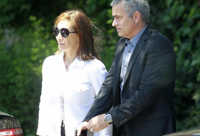 HLV Mourinho cùng với vợ tới dự đám tang của bà Maria Angeles Sandoval Pitina - vợ của Chủ tịch Real Madrid Florentino Perez.