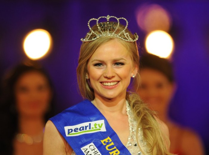 Thí sinh Natalia Prokopenko đại diện cho đội tuyển Nga đã giành được vương miện cuộc thi Hoa hậu Euro 2012