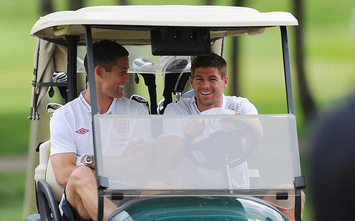 Đội trưởng Steven Gerrard lái xe chở Gary Cahill với khuôn mặt rất hồ hởi