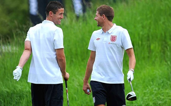 Gary Cahill và Steven Gerrard cười rất tươi trên sân golf