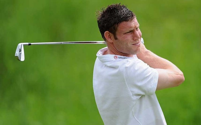 James Milner trổ tài đánh golf