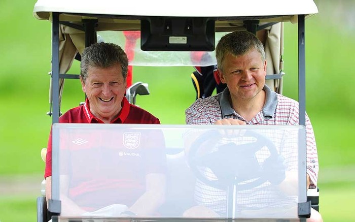 HLV Roy Hodgson đi cùng xe của ông chủ của kênh ITV Adrian Chiles