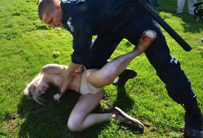 Cảnh sát rất vất vả để khống chế các người đẹp ngực trần