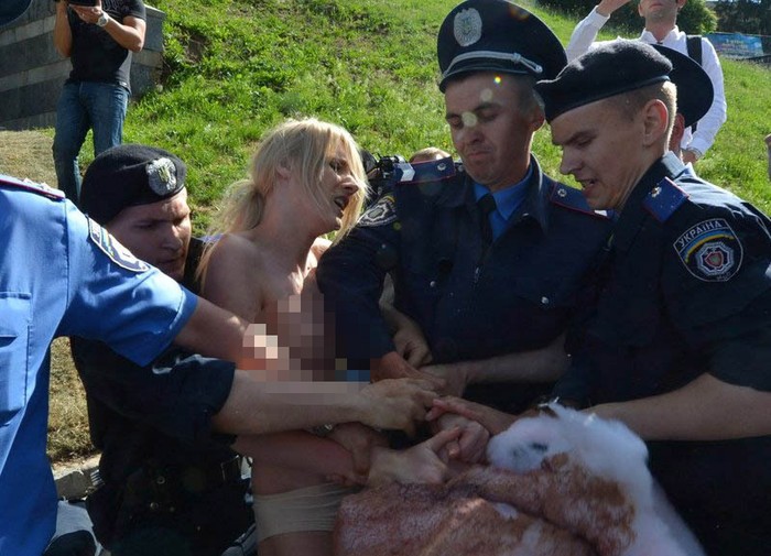Cảnh sát rất vất vả để khống chế các người đẹp ngực trần