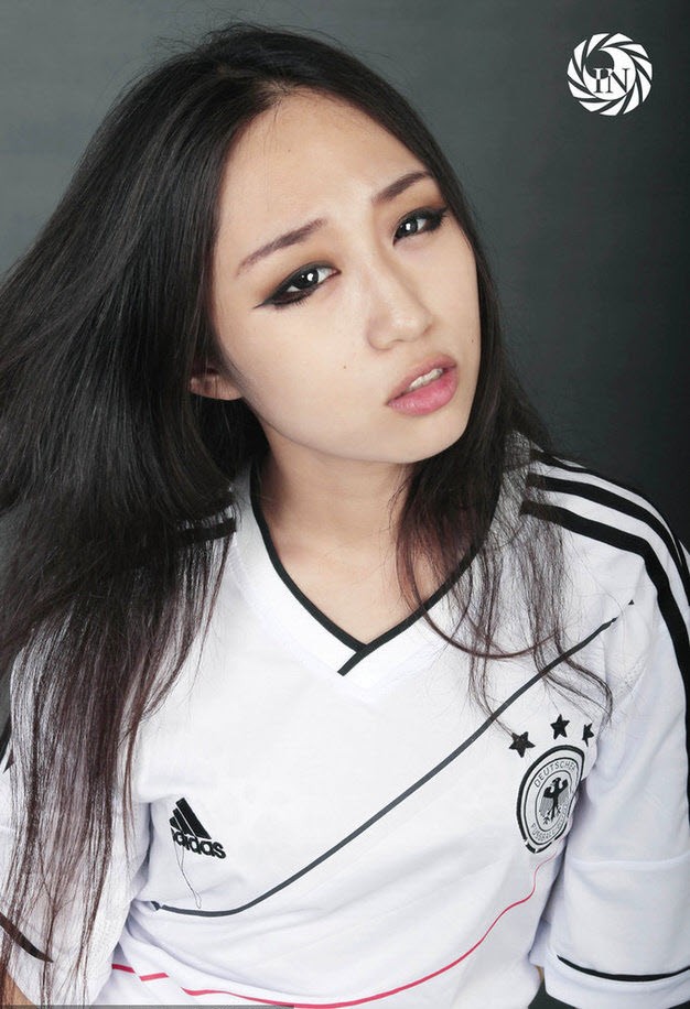 Người đẹp trong trang phục áo đấu của đội tuyển Đức