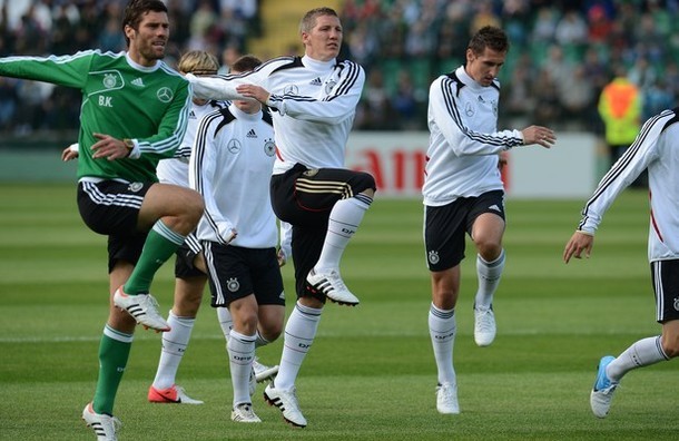Đội trưởng Bastian Schweinsteiger cùng đồng đội ở đội tuyển Đức đã bước vào tập luyện ngay sau khi đặt chân tới Ba Lan
