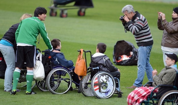 Một số trẻ em khuyết tật ở thành phố Gdansk cũng tới xem các cầu thủ Đức tập luyện