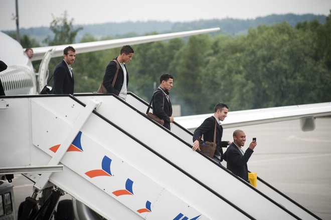 Đội tuyển Hà Lan đáp chuyến bay xuống sân bay quốc tế Krakow, Ba Lan