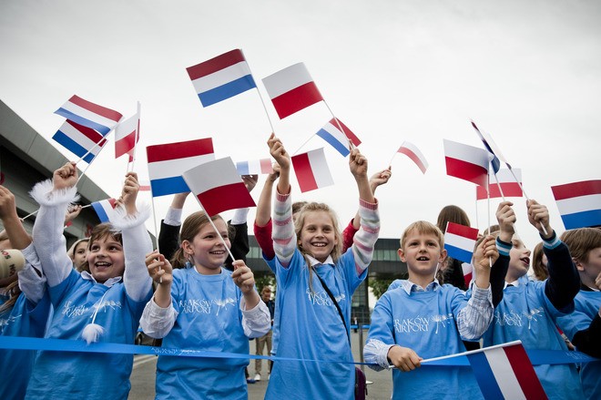 Rất đông các em nhỏ đã có mặt ở sân bay quốc tế Krakow để chào đón các ngôi sao của đội tuyển Hà Lan