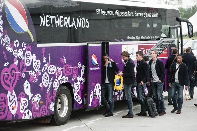 Các cầu thủ lên xe bus dành riêng để về khách sạn