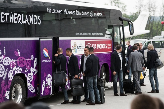 Các cầu thủ lên xe bus dành riêng để về khách sạn