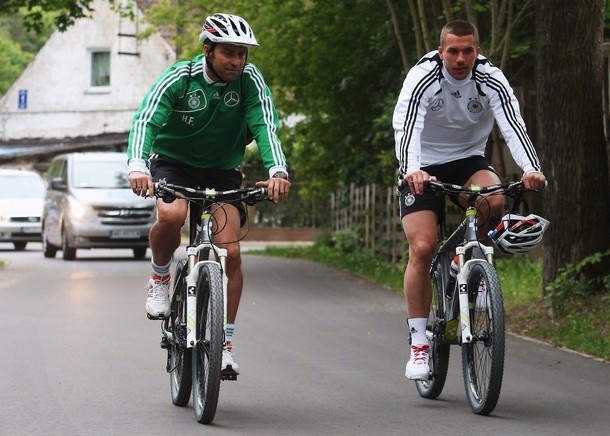 Lukas Podolski và trợ lý Hans-Dieter Flick