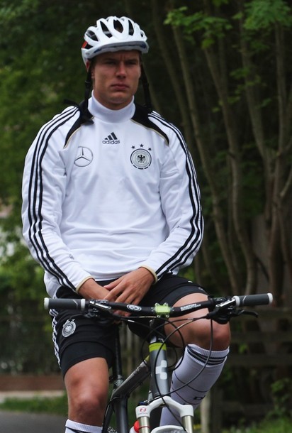 Holger Badstuber trổ tài đi xe đạp tay không