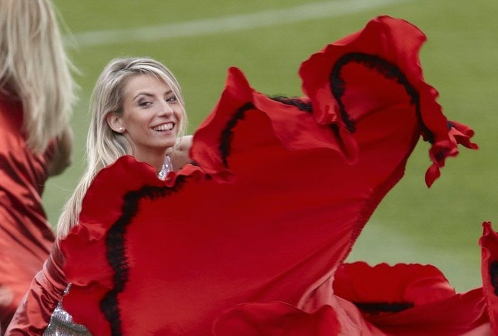 Các hoạt náo viên diện trang phục màu đỏ theo màu áo truyền thống của Tây Ban Nha.
