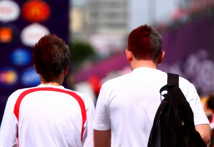 Hai bạn trẻ Ba Lan đã nhuộm tóc đỏ để cổ vũ cho đội nhà tại EURO 2012