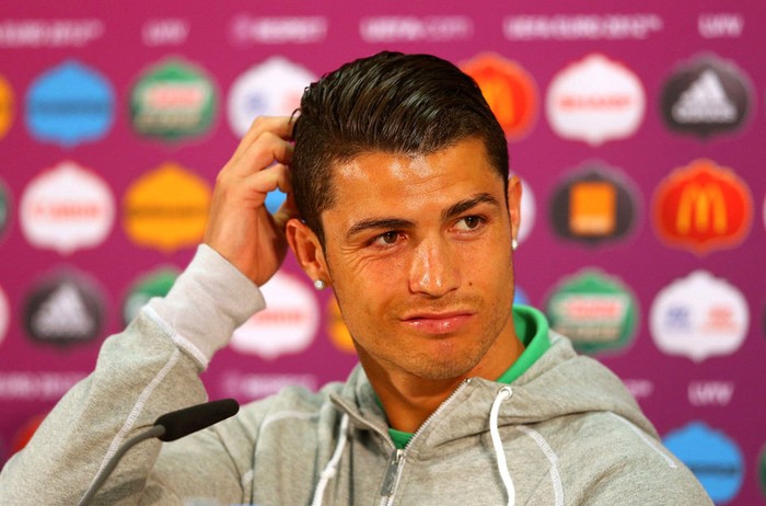Cristiano Ronaldo trông rất lãng tử với mái tóc bóng mượt rất lạ khi xuất hiện trong cuộc họp báo trước trận đấu giữa Bồ Đào Nha và Đức tại sân Arena Lviv, Ukraine, vào đêm nay