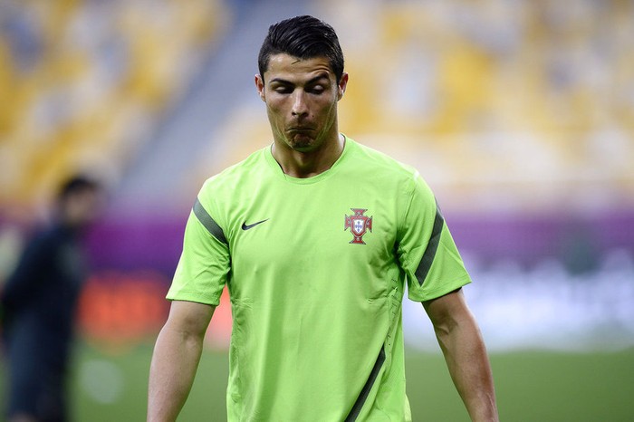 Trước khi ra sân tập cùng đội tuyển Bồ Đào Nha, Cristiano Ronaldo chăm sóc mái tóc của mình rất cẩn thẩn
