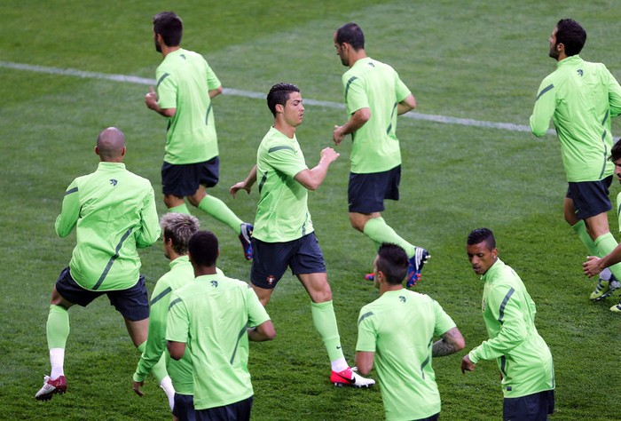 C.Ronaldo tập luyện cùng các đồng đội ở đội tuyển Bồ Đào Nha