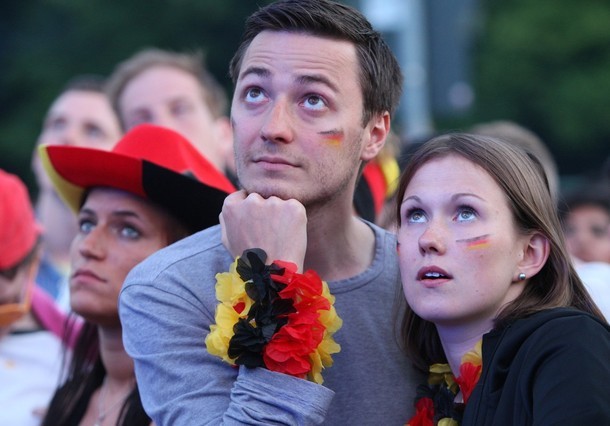 Cặp tình nhân người Đức ôm nhau tình tứ khi theo dõi trận đấu giữa Đức và Bồ Đào Nha