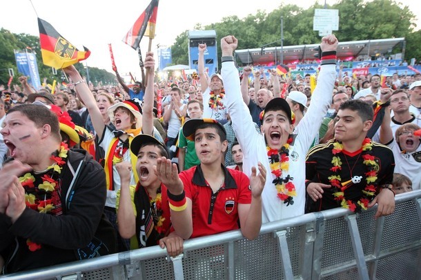 CĐV của Đức đã đổ ra đường phố ở Lviv, Ukraine, để ăn mừng sau chiến thắng 1-0 của đội nhà trước Bồ Đào Nha