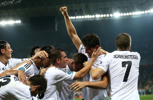 Các cầu thủ Đức ăn mừng sau khi Mario Gomez ghi bàn thắng vào lưới đội tuyển Bồ Đào Nha
