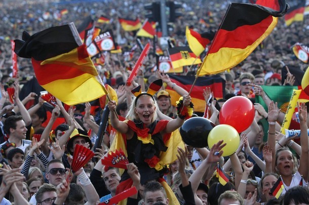 CĐV của Đức đã đổ ra đường phố ở Lviv, Ukraine, để ăn mừng sau chiến thắng 1-0 của đội nhà trước Bồ Đào Nha