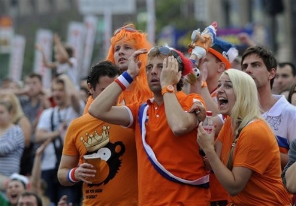Các CVĐ của Hà Lan như mất hồn sau khi đội nhà bị Đan Mạch dẫn trước 1 bàn