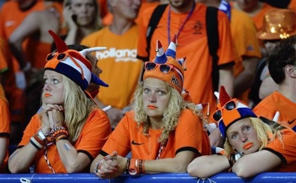 Các nữ CĐV của Hà Lan buồn bã sau trận thua trước Đan Mạch