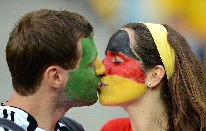 Một cặp tình nhân hôn nhau lãng mạn trên khán đài trong trận đấu giữa Đức và Bồ Đào Nha.
