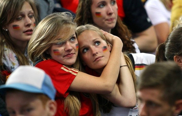 Hai người đẹp của đội tuyển Đức hồi hộp theo dõi diễn biến trên sân.