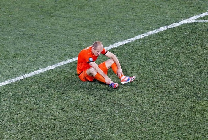 Lại thêm một lần thất vọng, Arjen Robben ngồi bệt trên sân sau trận thua của Hà Lan trước Đan Mạch.