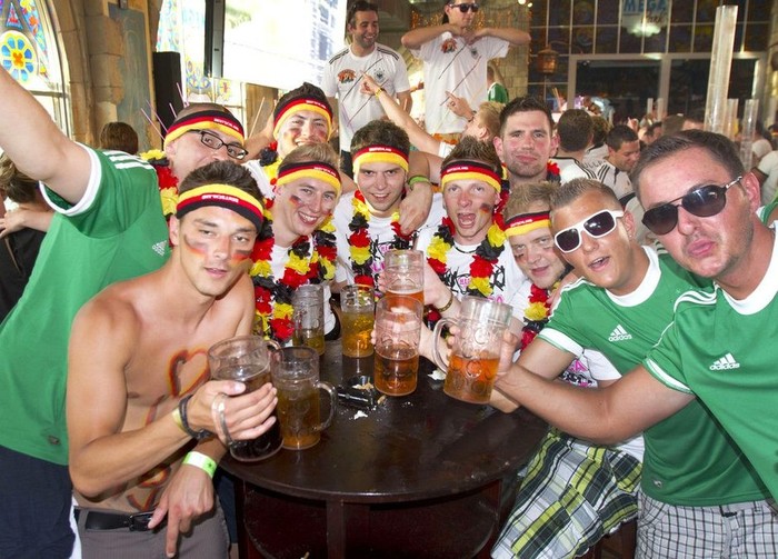CĐV của đội tuyển Đức uống bia ăn mừng sau chiến thắng của đội nhà.