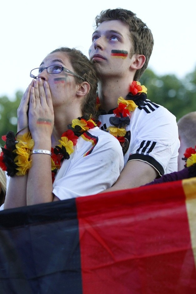 Một cặp tình nhân hâm mộ đội tuyển Đức hồi hộp theo dõi trận đấu giữa Đức và Bồ Đào Nha