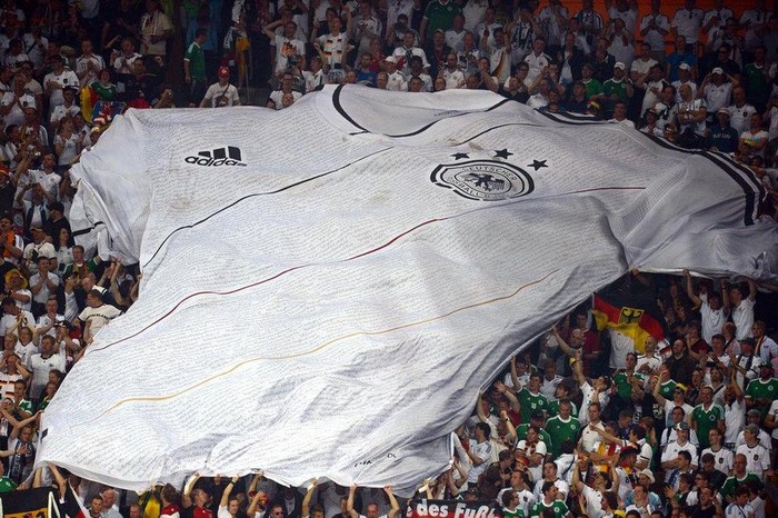 Chiếc áo khổng lồ của đội tuyển Đức với hàng nghìn chữ ký của các CĐV.