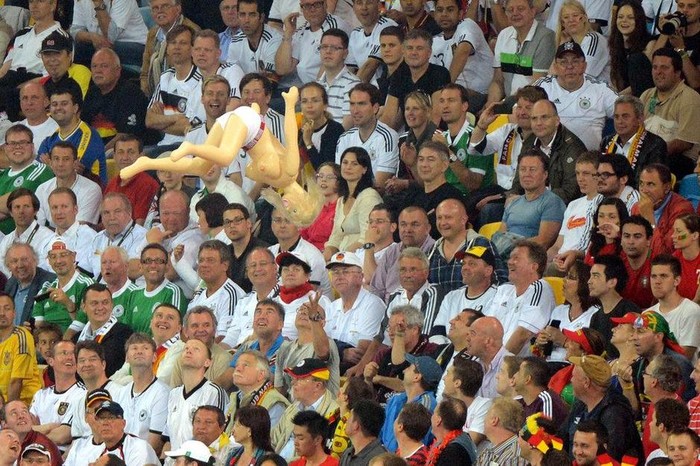 Các CĐV của đội tuyển Đức tung người đẹp hình nộm ngực trần.
