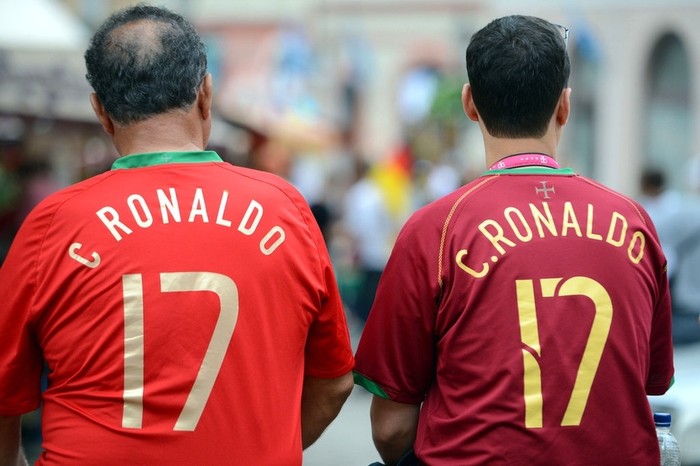 Hai 'C.Ronaldo' ngồi buồn bã sau trận thua của Bồ Đào Nha trước Đức.