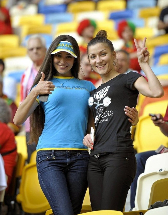 Hai người người đẹp Ukraine tới xem trận đấu giữa Đức và Bồ Đào Nha.