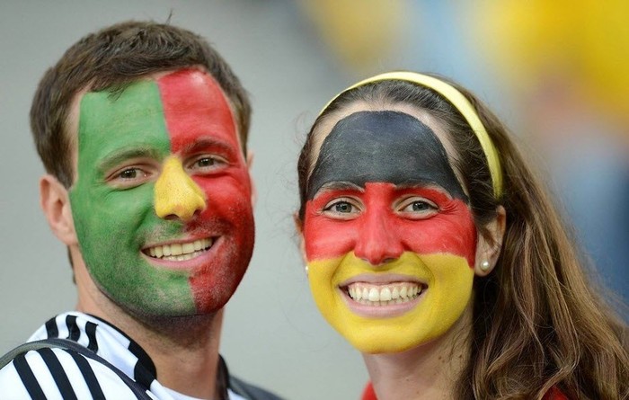 Cặp tình nhân vẽ cờ của Đức và Bồ Đào Nha trên mặt.