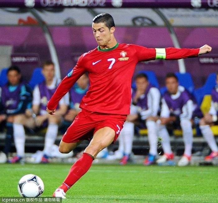 Mặc dù liên tục di chuyên trên sân, nhưng C.Ronaldo vẫn giữ được mái tóc rất mượt mà.