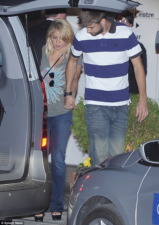 Shakira và Pique tay trong tay rời khỏi khách sạn ra ngoài ăn tối sau trận đấu giữa Tây Ban Nha và Italia.