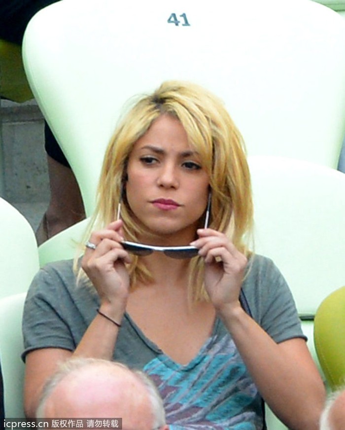 Shakira trên khán đài xem trận đấu giữa Tây Ban Nha và Italia