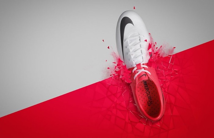 Nike Mercurial màu đỏ sặc sỡ được C. Ronaldo rất yêu thích.