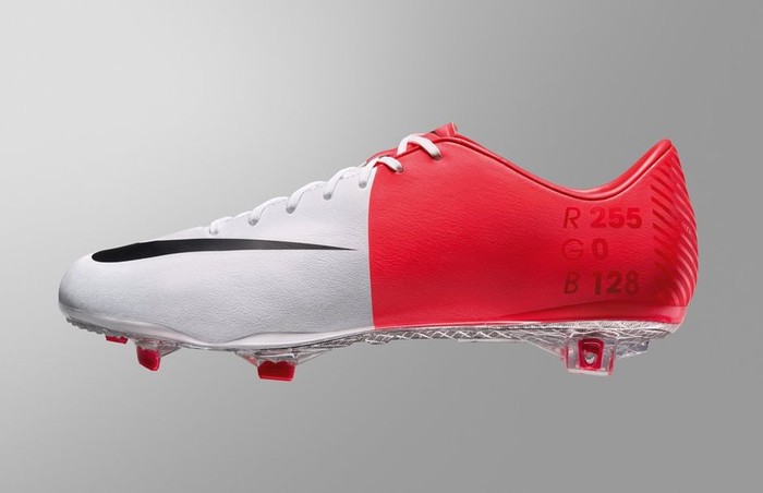 Nike Mercurial màu đỏ sặc sỡ được C. Ronaldo rất yêu thích.