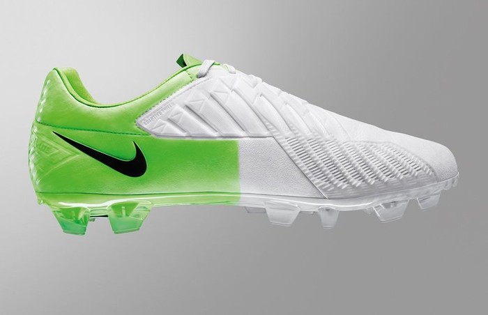 Giày Nike T90 LASER được thửa riêng cho Rooney.