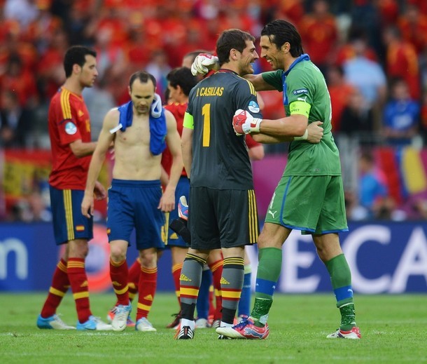 Các cầu thủ của Tây Ban Nha và Italia đều hài lòng sau khi trận đậu kết thúc với tỷ số 1-1.