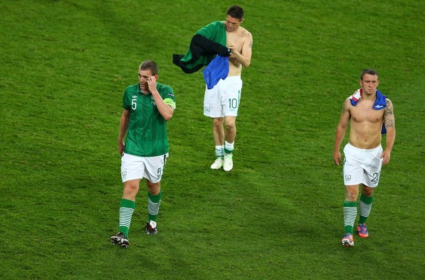 ...trong khi, các cầu thủ của CH Ireland buồn bã rời sân sau thất bại 1-3 trước Croatia.