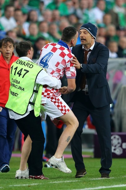 Điểm nhất của trận đấu giữa Croatia và Ireland là tình huống một CĐV của Croatia nhảy xuống sân ôm hôn chúc mừng HLV Slaven Bilic