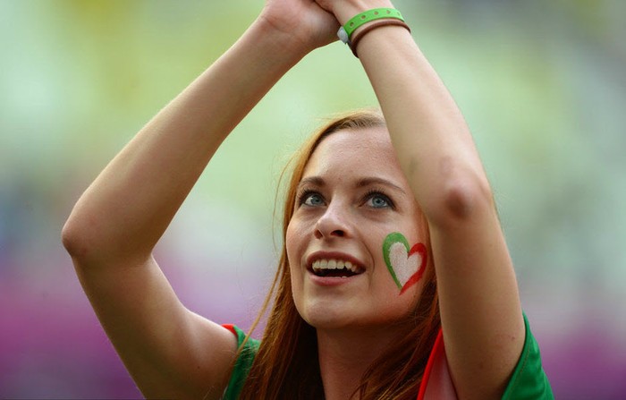 Nữ CĐV xinh đẹp của đội tuyển Italia trên khán đài