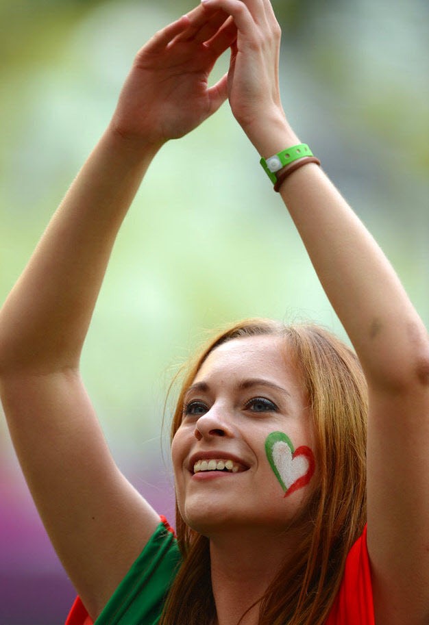 Nữ CĐV xinh đẹp của đội tuyển Italia trên khán đài